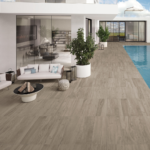 S089woodtalk-20mmgreypepper-40x120-amb-piscina-vista-1-ambient-b